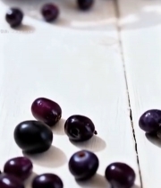  玻璃碗中盛放的紫色蓝莓5339#竖屏 	 