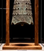  博物馆内悬挂的青铜古钟6115#竖屏 	 