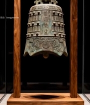  博物馆内悬挂的青铜古钟6115#竖屏 	 