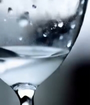  玻璃上的雨滴特写6406#竖屏 	 