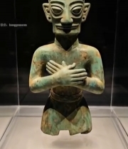  博物馆青铜人像文物展示(1)4513#竖屏 	 