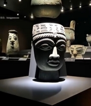  博物馆内展示的青铜器文物7121#竖屏 	 