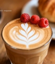  玻璃杯装拉花咖啡与糕点6182#竖屏 	 