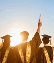  毕业生手持证书背对镜头站立2208#竖屏 	 