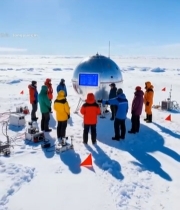  北极科研人员观测银色球形设备5574#竖屏 	 