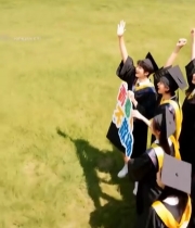  毕业生草坪欢呼合影素材7062#竖屏 	 