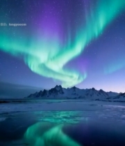  北极地区极光与雪山倒影景观7574#竖屏 	 