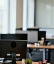  办公室内微笑的年轻女性3310#竖屏 	 